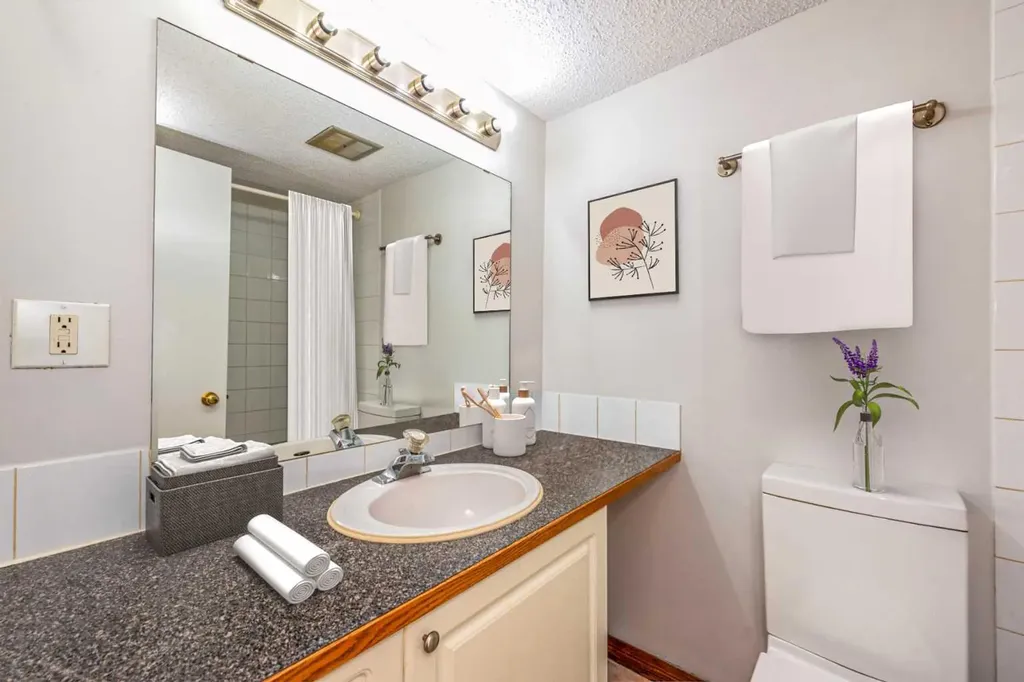 2734 17 Avenue SW Calgary AB T3E 0A7