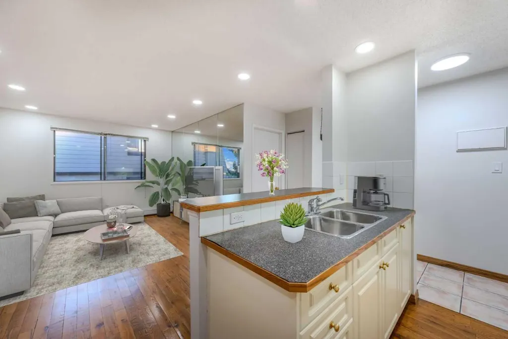 2734 17 Avenue SW Calgary AB T3E 0A7