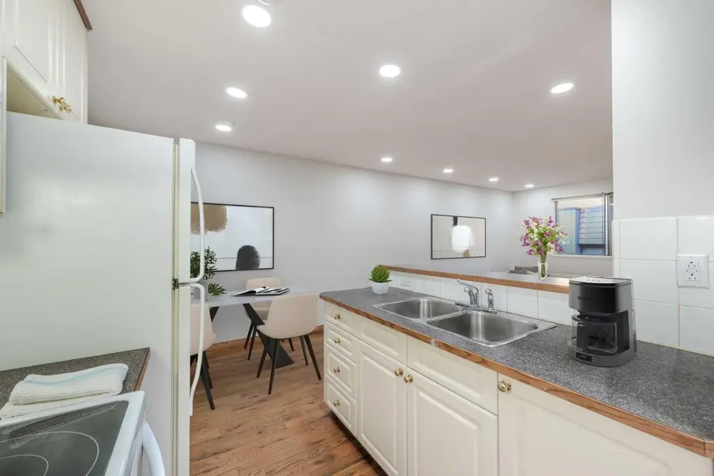 2734 17 Avenue SW Calgary AB T3E 0A7