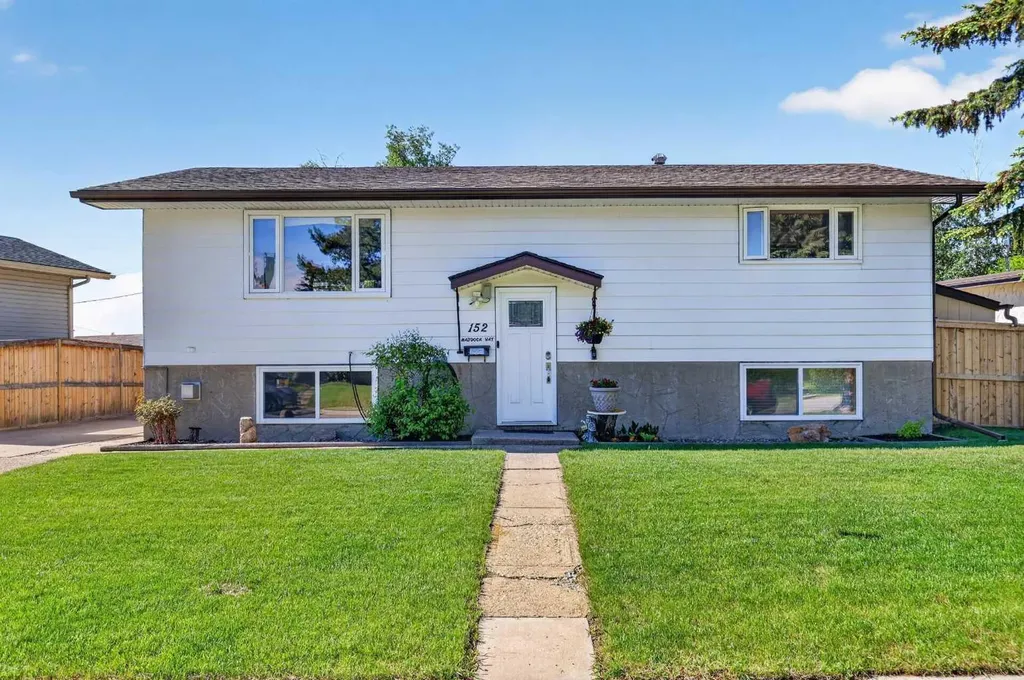 152 Maddock Way NE Calgary AB T2A3X3