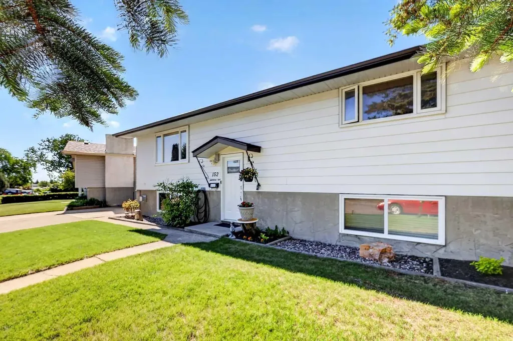152 Maddock Way NE Calgary AB T2A3X3