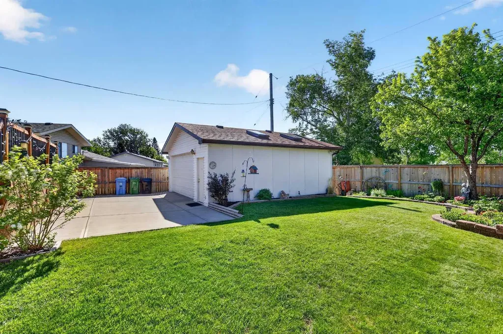 152 Maddock Way NE Calgary AB T2A3X3