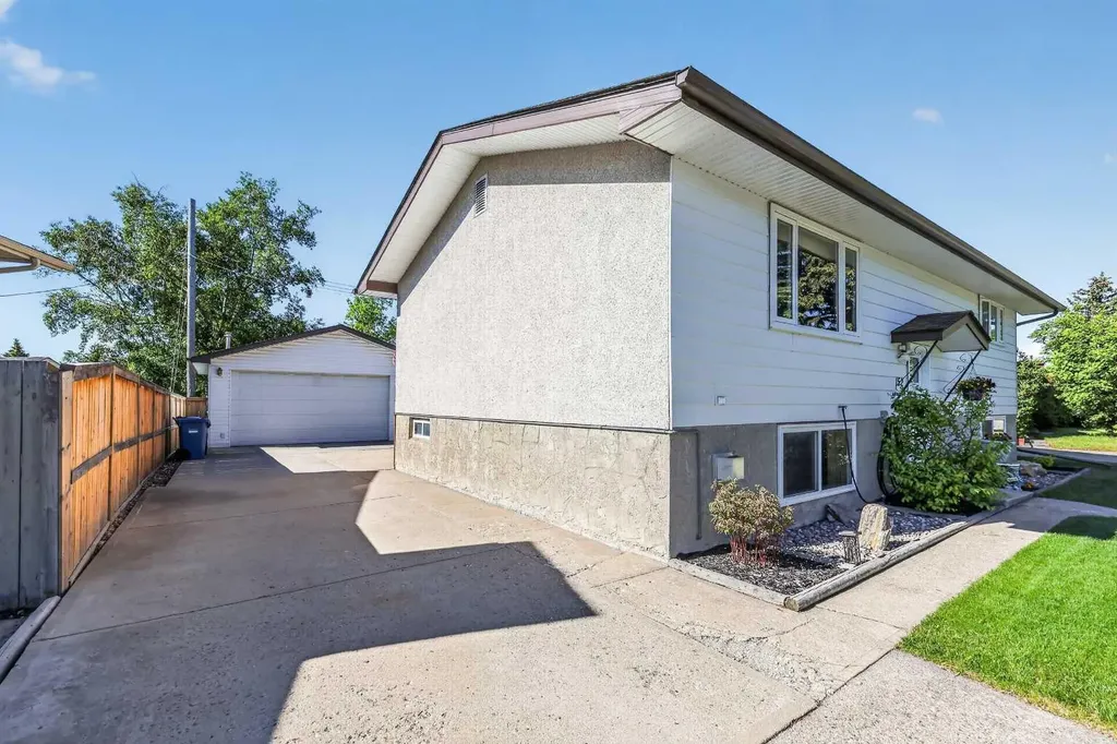 152 Maddock Way NE Calgary AB T2A3X3
