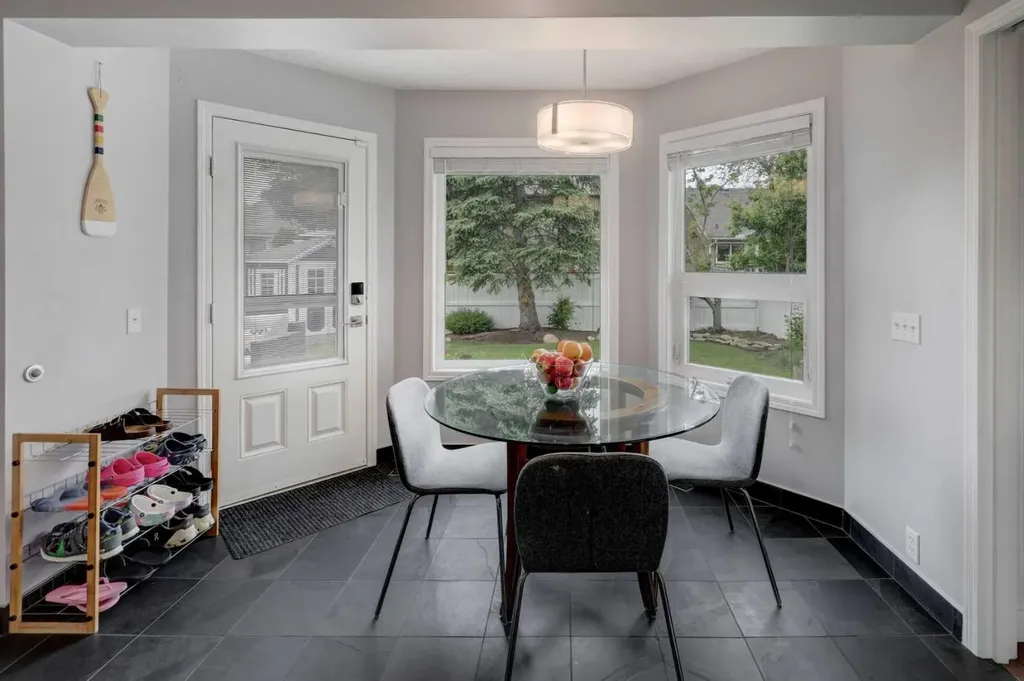 40 Signal Ridge Court SW Calgary AB T3H 2J6