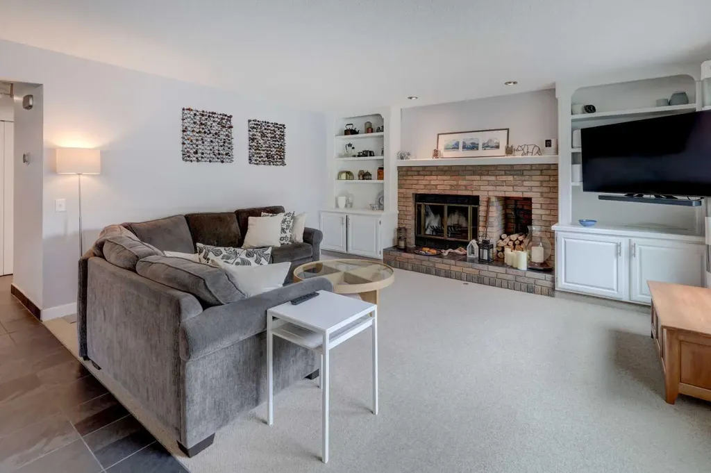 40 Signal Ridge Court SW Calgary AB T3H 2J6