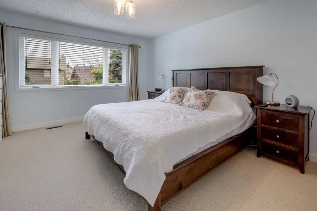 40 Signal Ridge Court SW Calgary AB T3H 2J6