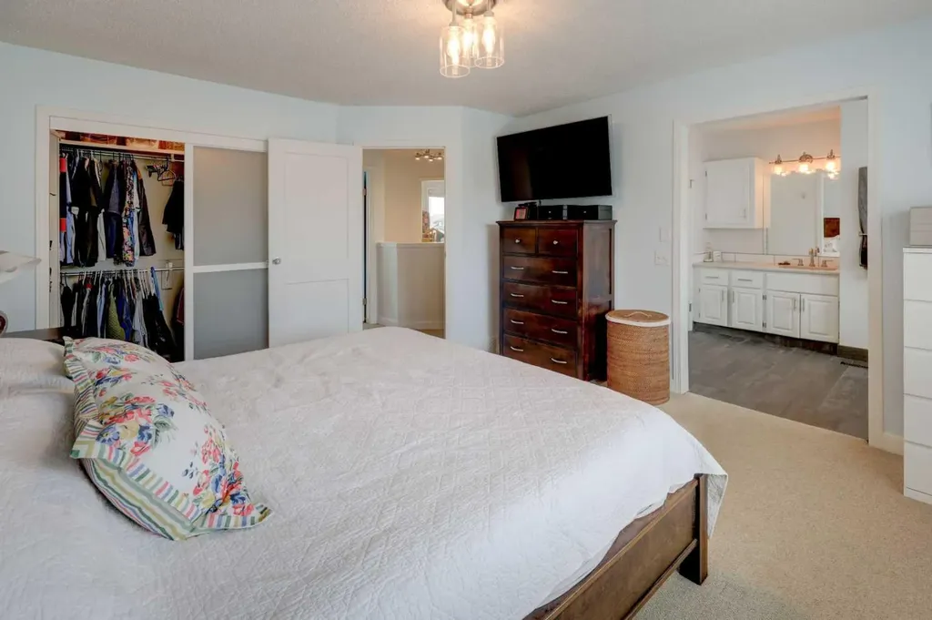 40 Signal Ridge Court SW Calgary AB T3H 2J6