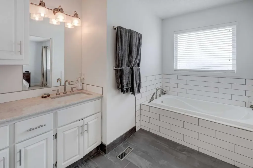 40 Signal Ridge Court SW Calgary AB T3H 2J6