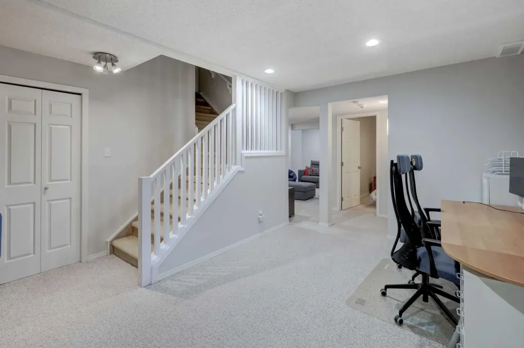 40 Signal Ridge Court SW Calgary AB T3H 2J6