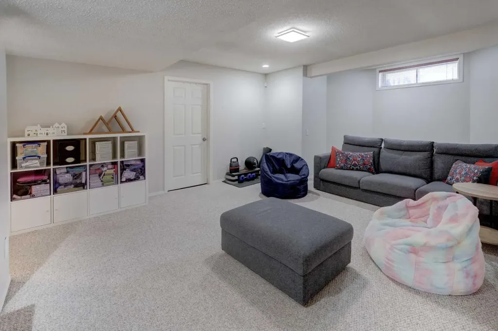 40 Signal Ridge Court SW Calgary AB T3H 2J6
