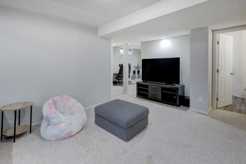 40 Signal Ridge Court SW Calgary AB T3H 2J6