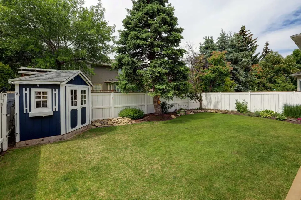 40 Signal Ridge Court SW Calgary AB T3H 2J6