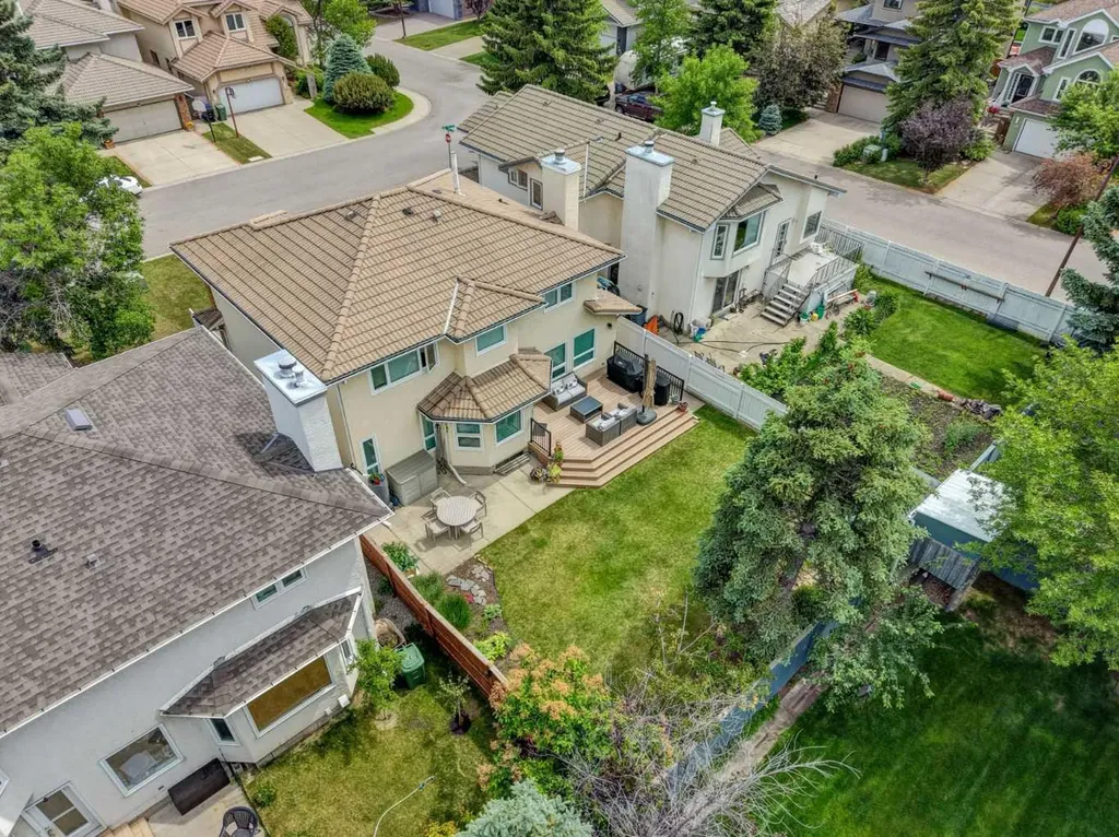 40 Signal Ridge Court SW Calgary AB T3H 2J6