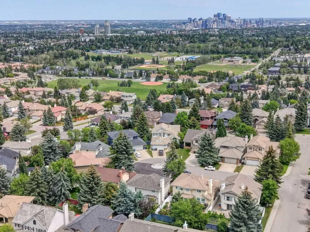 40 Signal Ridge Court SW Calgary AB T3H 2J6