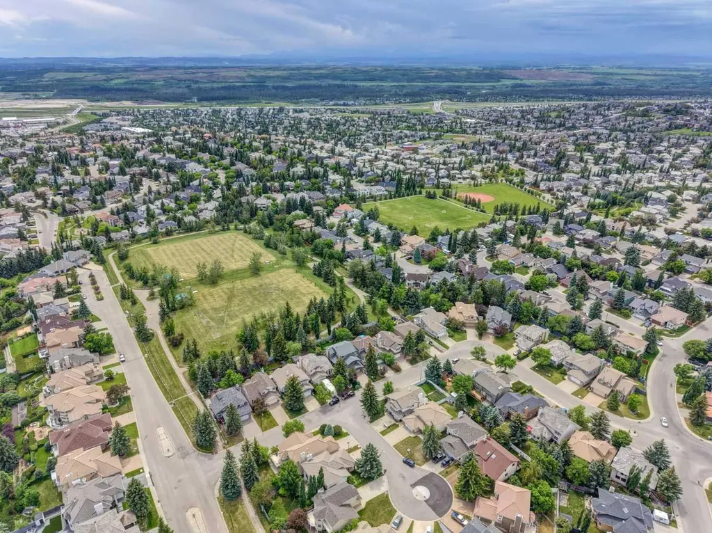 40 Signal Ridge Court SW Calgary AB T3H 2J6
