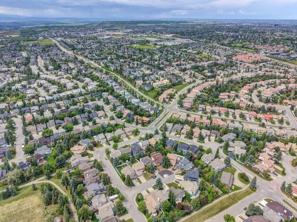 40 Signal Ridge Court SW Calgary AB T3H 2J6