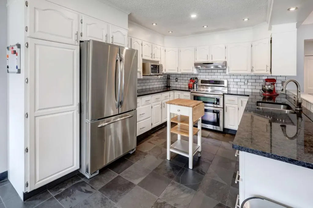 40 Signal Ridge Court SW Calgary AB T3H 2J6
