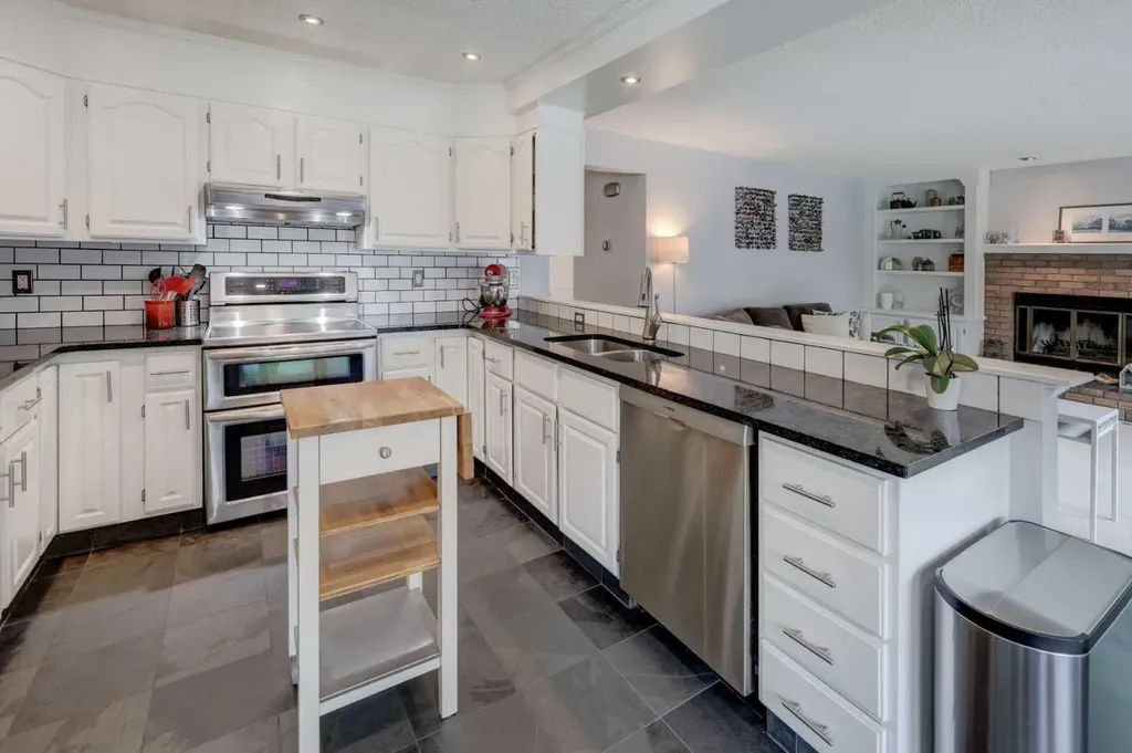 40 Signal Ridge Court SW Calgary AB T3H 2J6