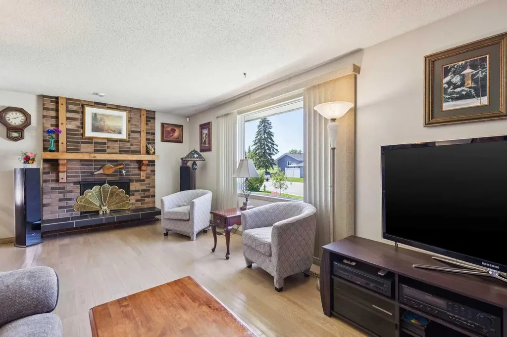 612 Cantrell Place SW Calgary AB T2W 2E5