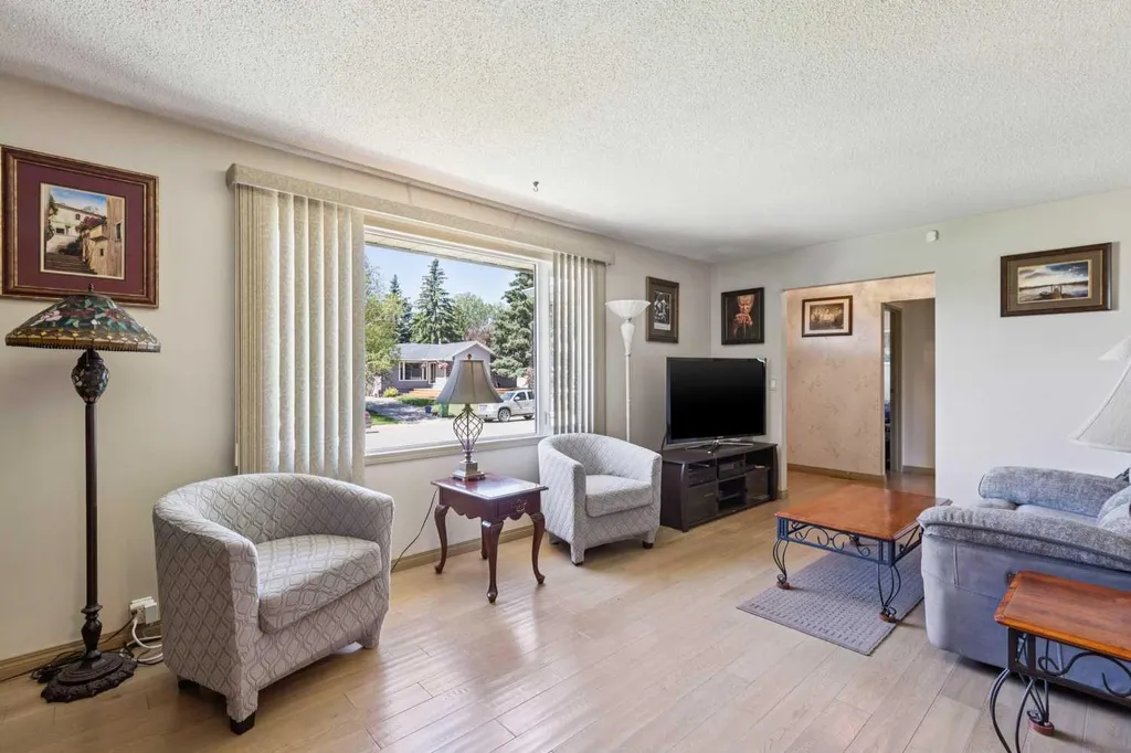 612 Cantrell Place SW Calgary AB T2W 2E5