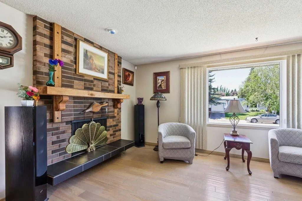 612 Cantrell Place SW Calgary AB T2W 2E5