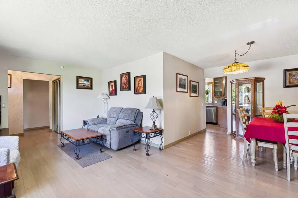 612 Cantrell Place SW Calgary AB T2W 2E5