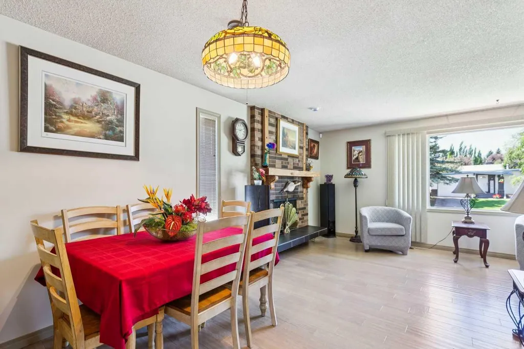 612 Cantrell Place SW Calgary AB T2W 2E5