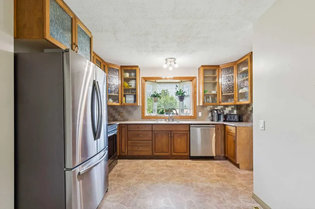 612 Cantrell Place SW Calgary AB T2W 2E5
