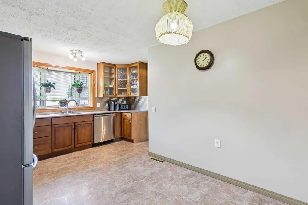 612 Cantrell Place SW Calgary AB T2W 2E5