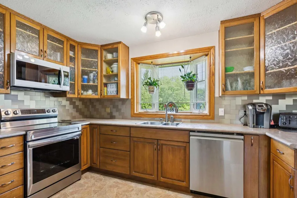 612 Cantrell Place SW Calgary AB T2W 2E5