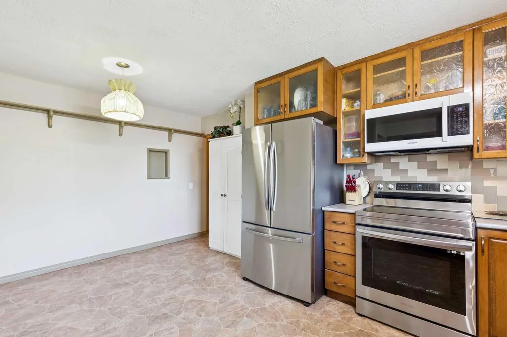612 Cantrell Place SW Calgary AB T2W 2E5