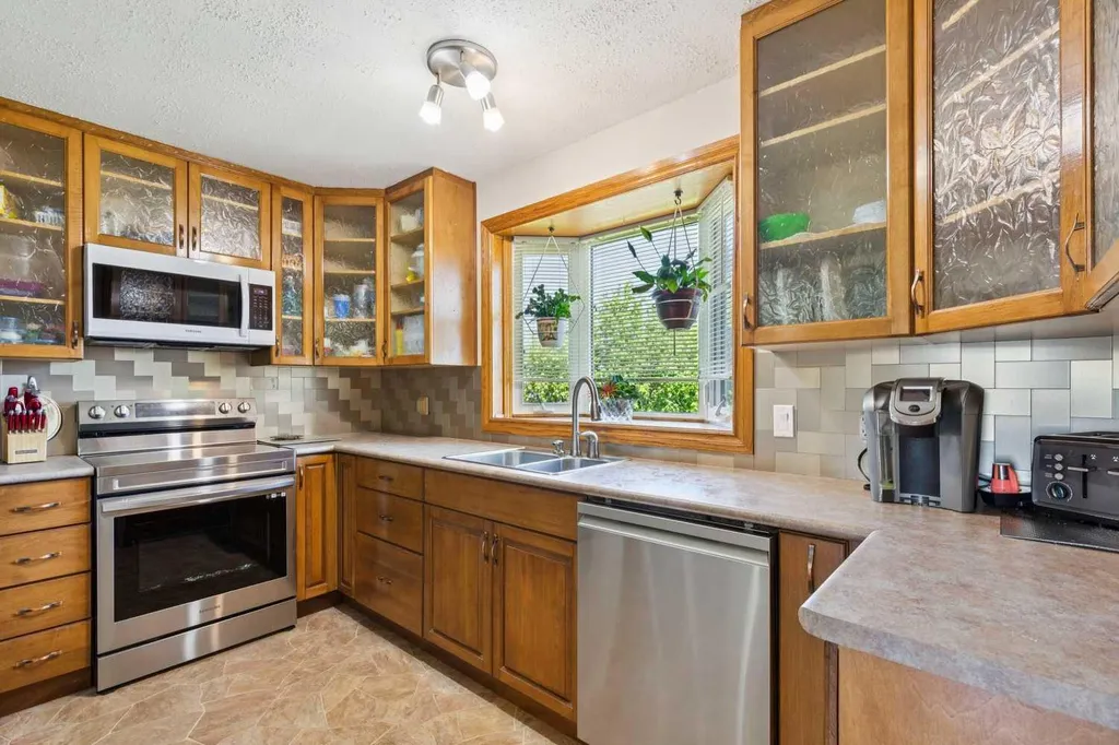 612 Cantrell Place SW Calgary AB T2W 2E5