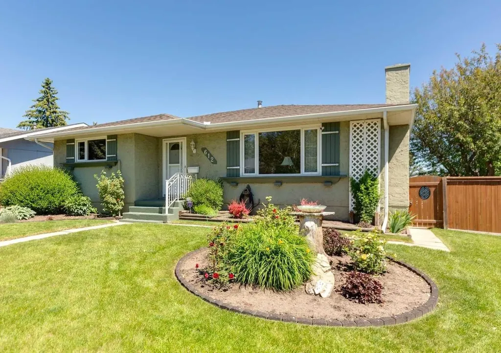 612 Cantrell Place SW Calgary AB T2W 2E5