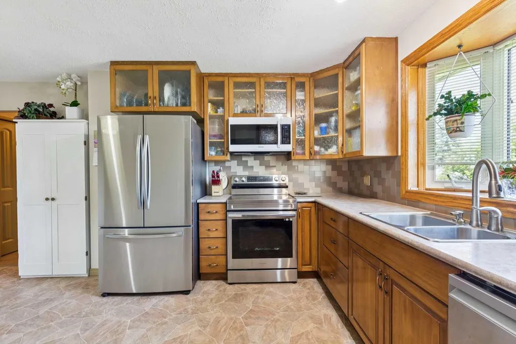 612 Cantrell Place SW Calgary AB T2W 2E5