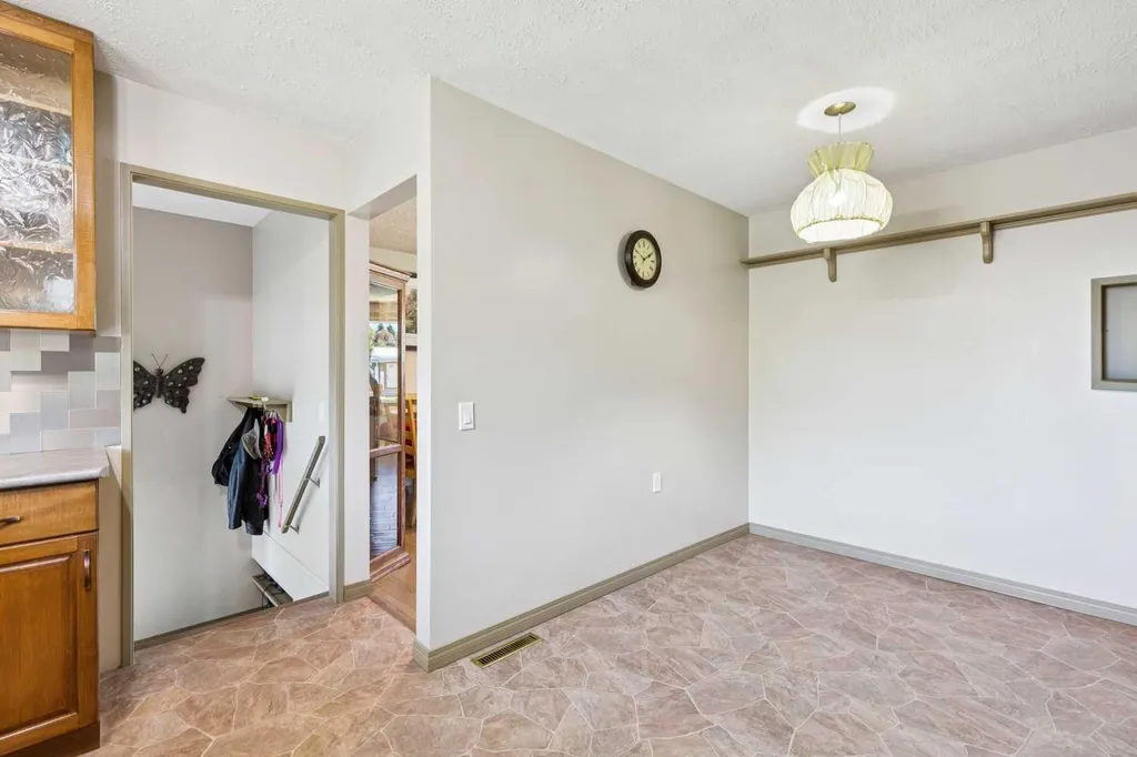 612 Cantrell Place SW Calgary AB T2W 2E5
