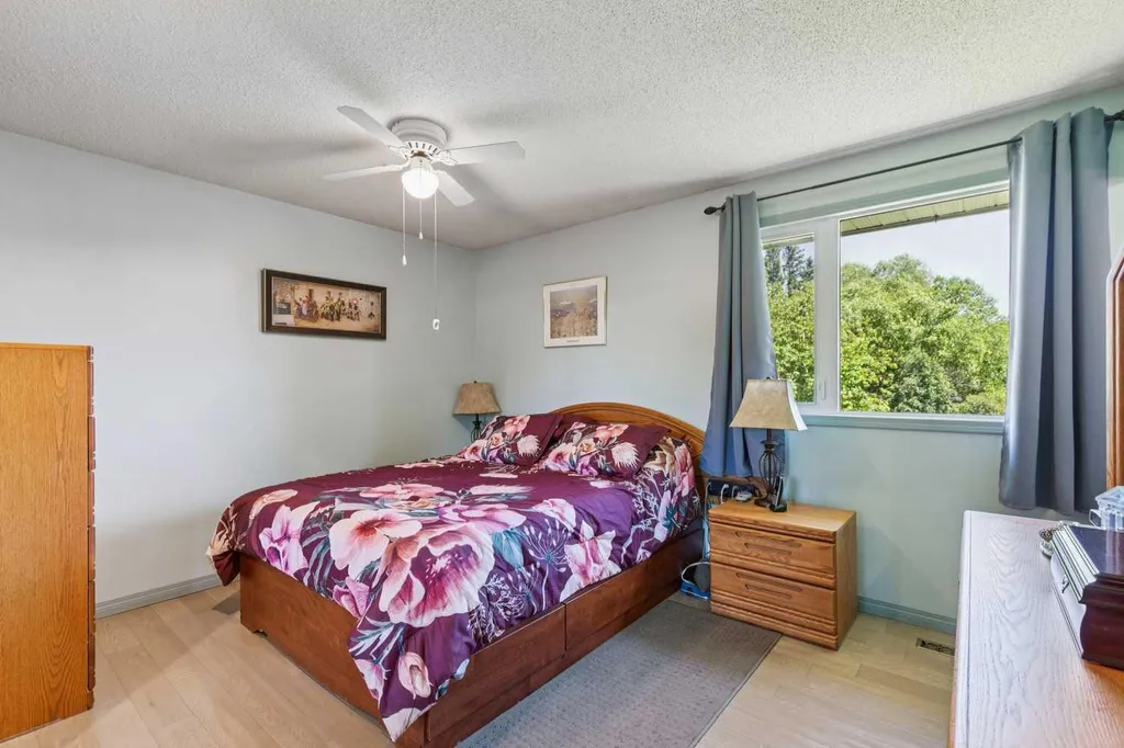 612 Cantrell Place SW Calgary AB T2W 2E5