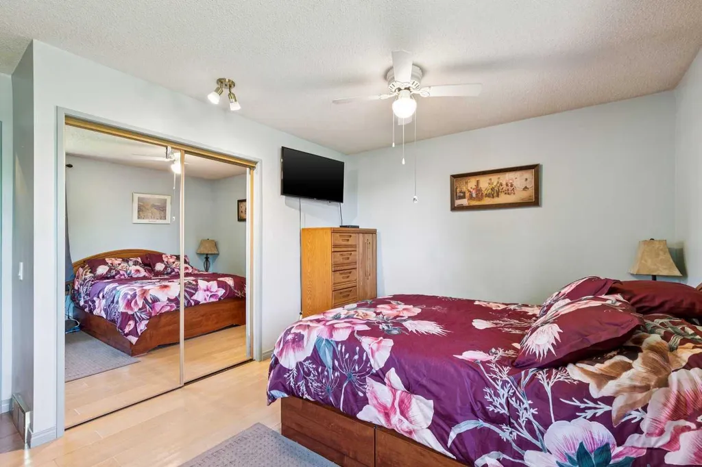 612 Cantrell Place SW Calgary AB T2W 2E5