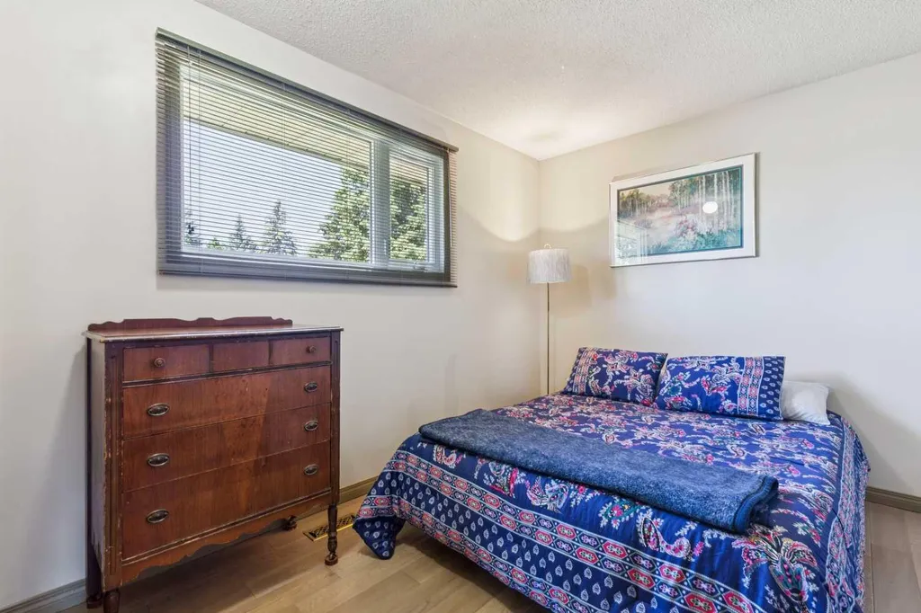 612 Cantrell Place SW Calgary AB T2W 2E5