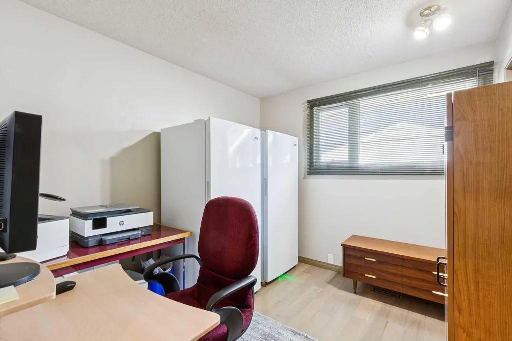 612 Cantrell Place SW Calgary AB T2W 2E5