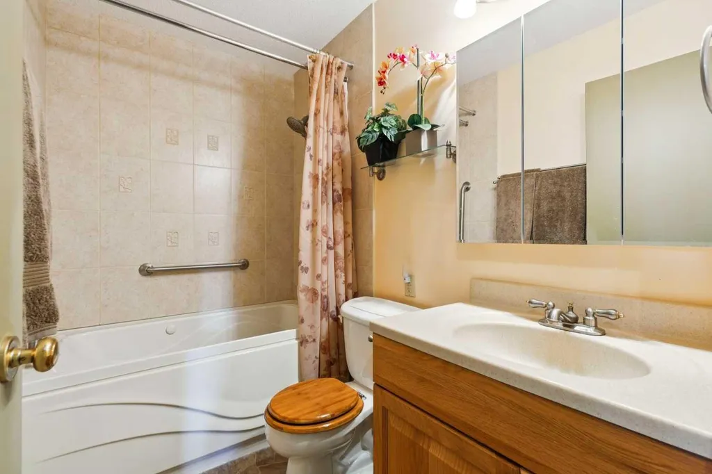 612 Cantrell Place SW Calgary AB T2W 2E5