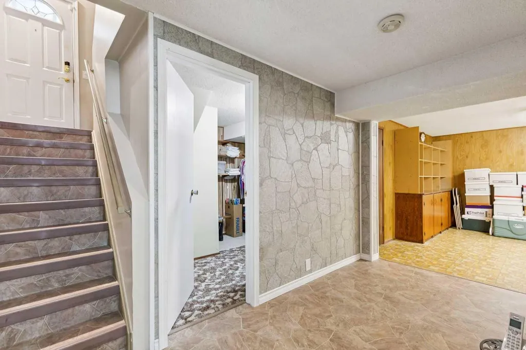 612 Cantrell Place SW Calgary AB T2W 2E5