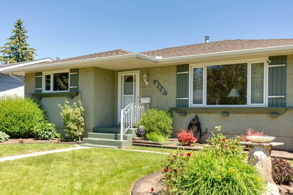 612 Cantrell Place SW Calgary AB T2W 2E5