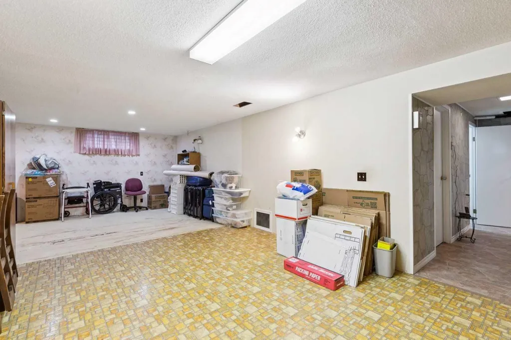 612 Cantrell Place SW Calgary AB T2W 2E5