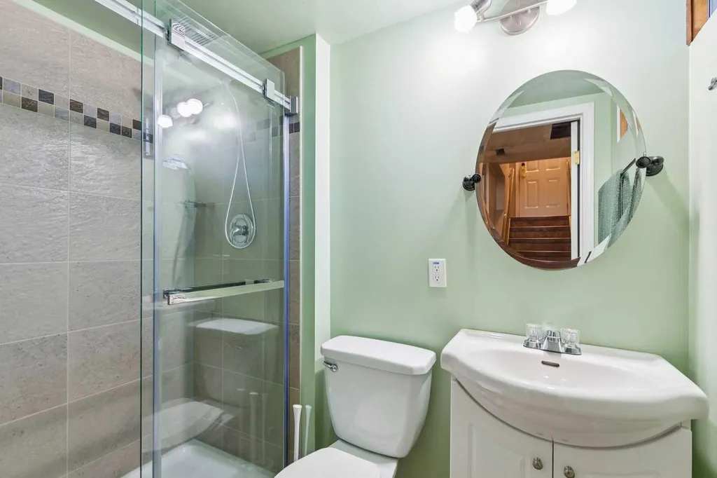 612 Cantrell Place SW Calgary AB T2W 2E5