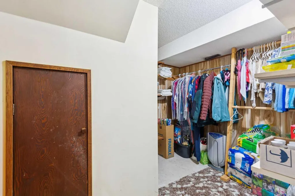 612 Cantrell Place SW Calgary AB T2W 2E5