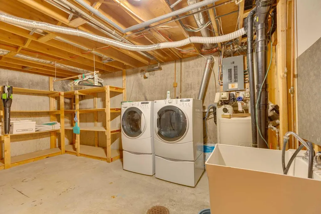612 Cantrell Place SW Calgary AB T2W 2E5