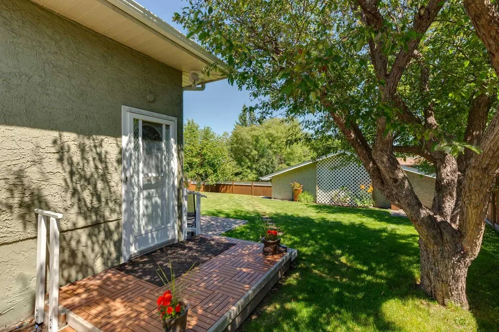 612 Cantrell Place SW Calgary AB T2W 2E5