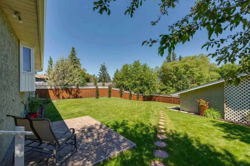 612 Cantrell Place SW Calgary AB T2W 2E5