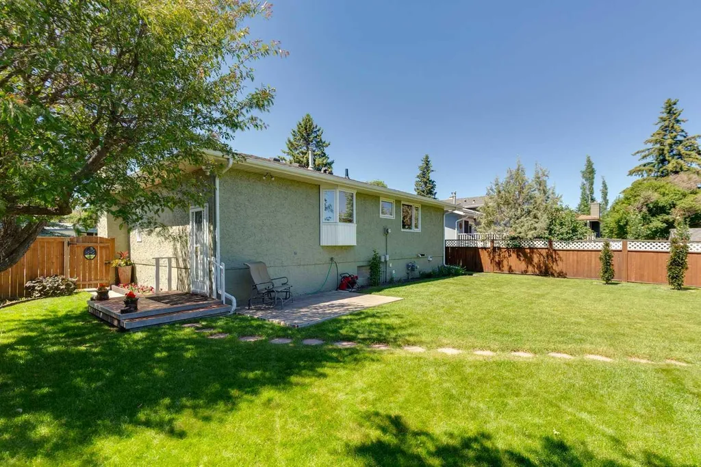 612 Cantrell Place SW Calgary AB T2W 2E5