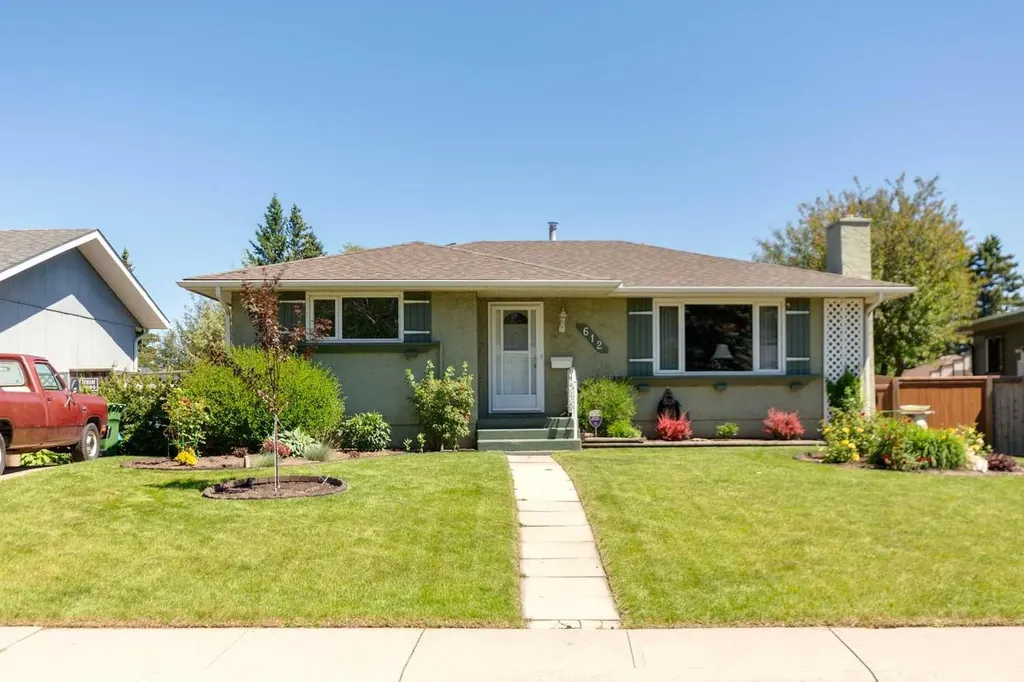 612 Cantrell Place SW Calgary AB T2W 2E5
